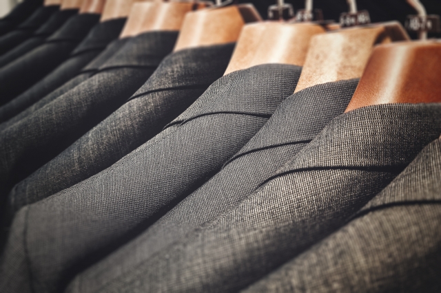 木製ハンガーに掛かったスーツ