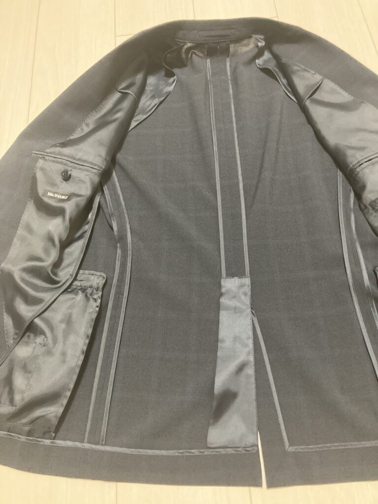 夏専用スーツに多い、さらに裏地を極限まで減らした仕立て。より薄手で風を通しやすく、真夏の猛暑に対応した清涼仕様
