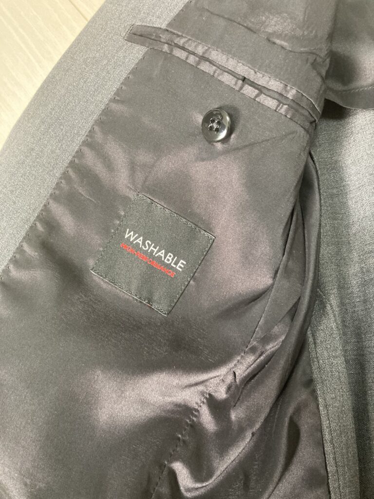 洗えるスーツの判別方法としてジャケットの内側に縫い付けられているWASHABLEのタグマーク