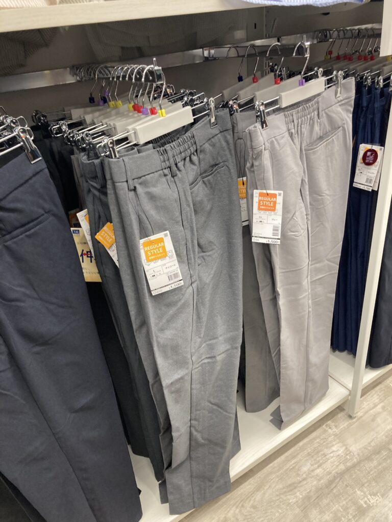 ワークマンの店内に陳列されている万能ウールライクストレッチパンツ②
